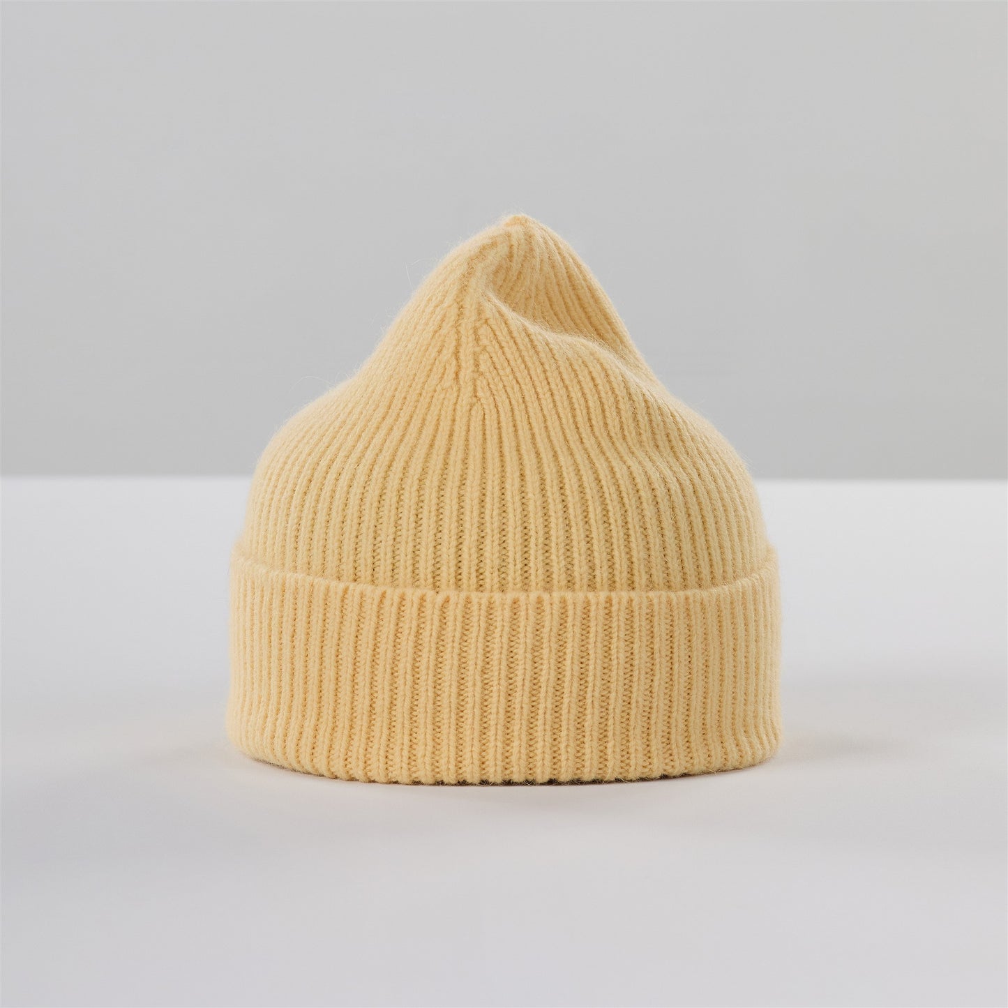 Beanie blonde | Bildmaterial bereitgestellt von SHOES.PLEASE.