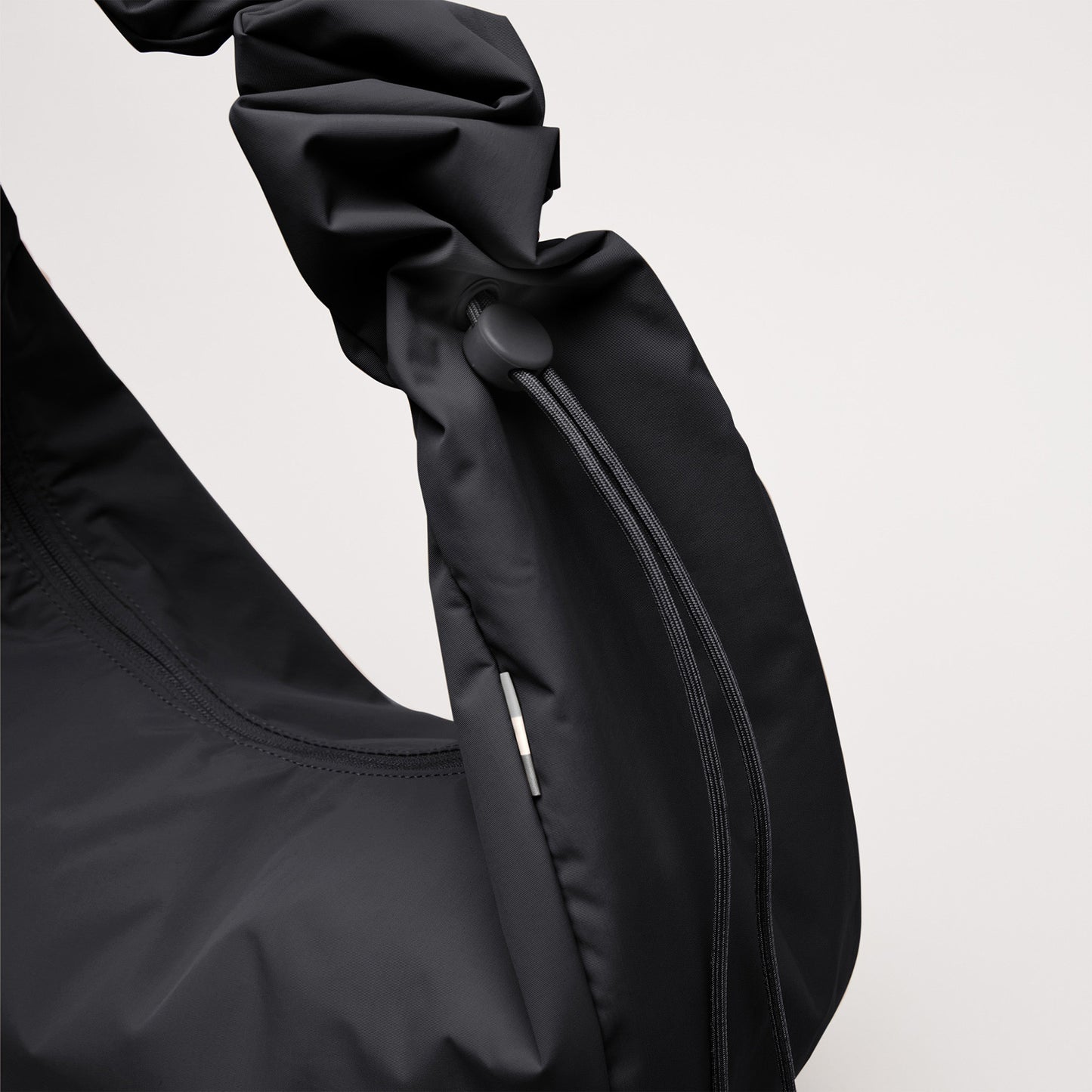 Moon Bag Ruffle black | Bildmaterial bereitgestellt von SHOES.PLEASE.