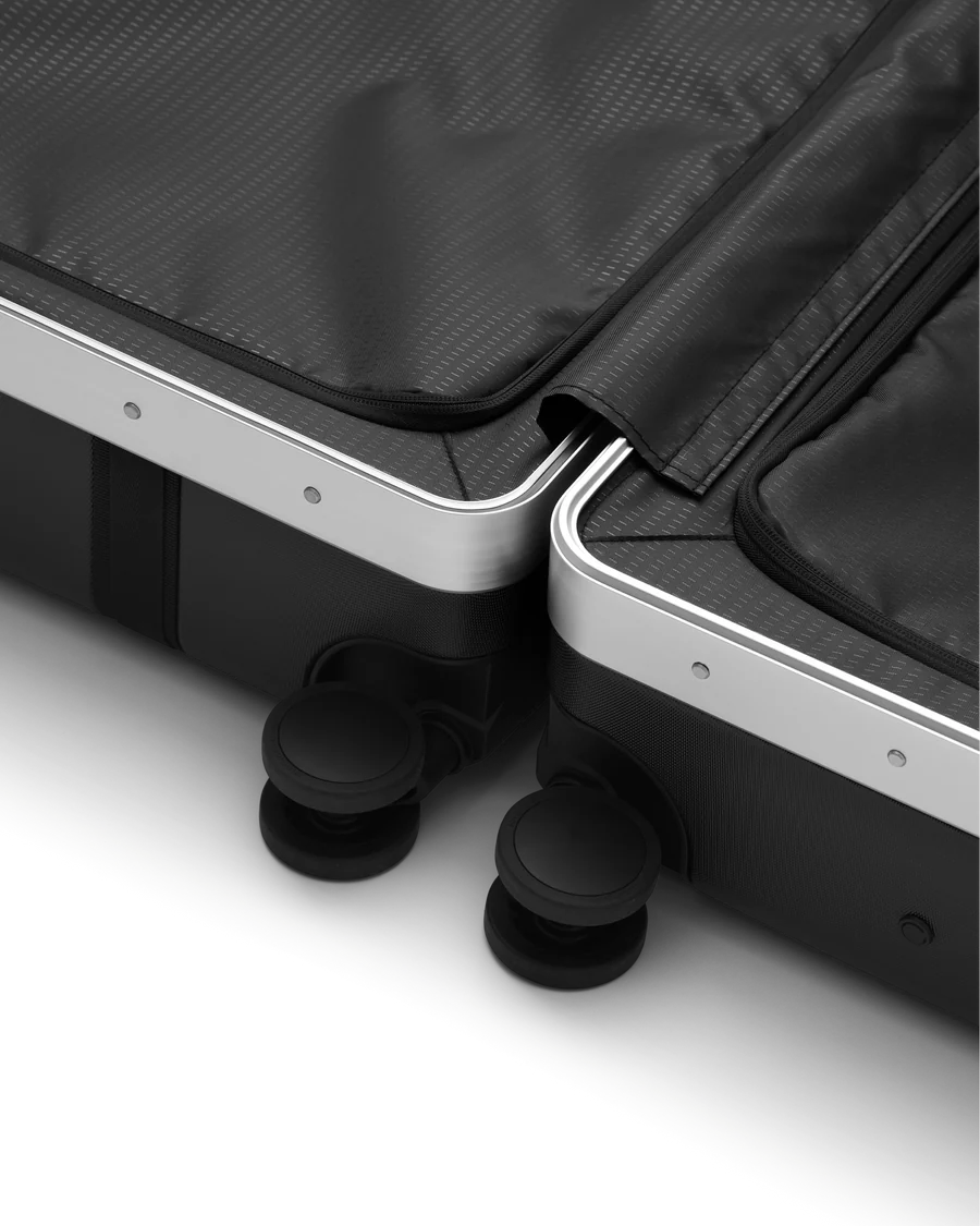 Ramverk Pro Check-in Luggage Large silver | Bildmaterial bereitgestellt von SHOES.PLEASE.