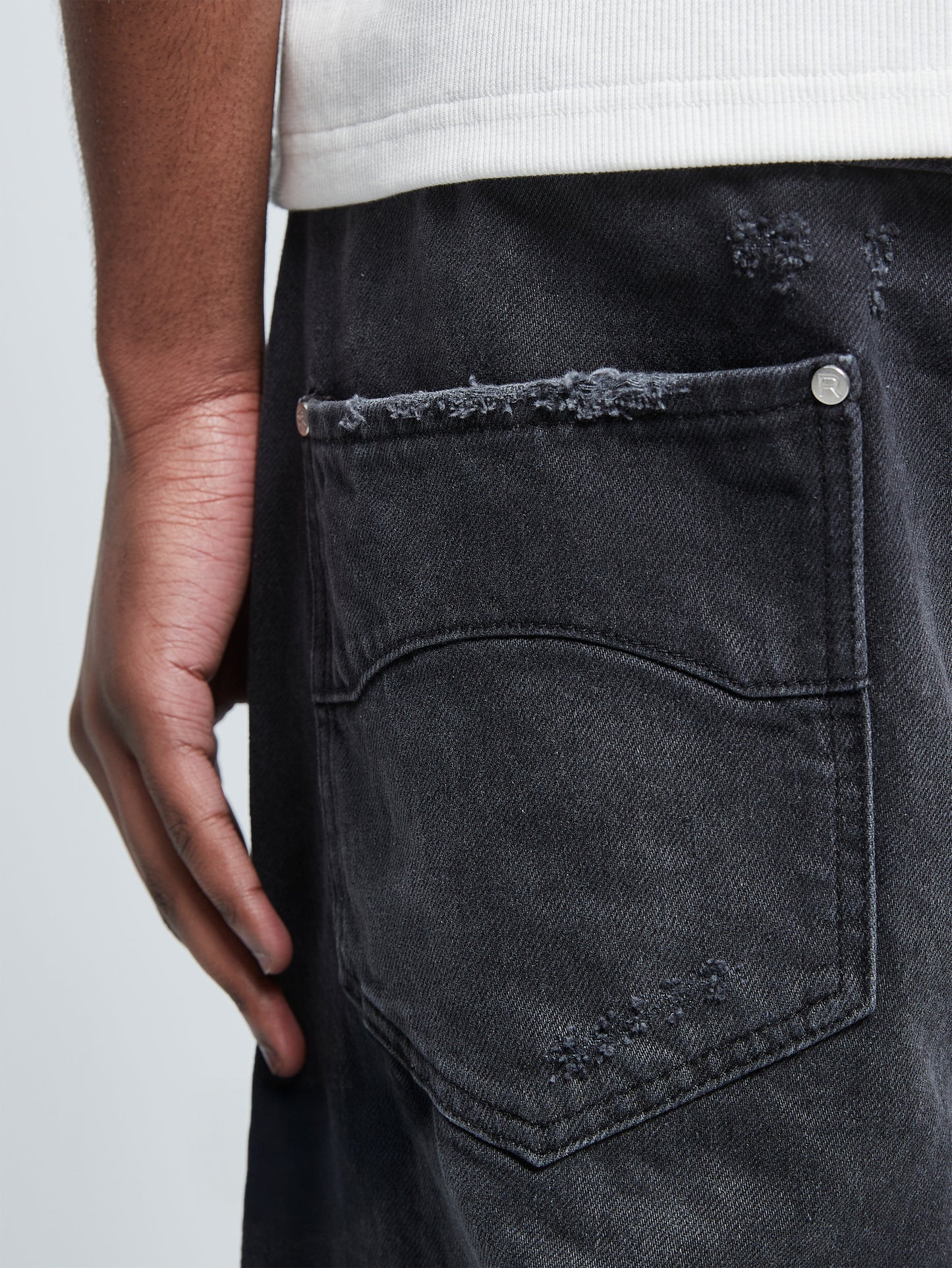Essential Jorts washed black | Bildmaterial bereitgestellt von SHOES.PLEASE.