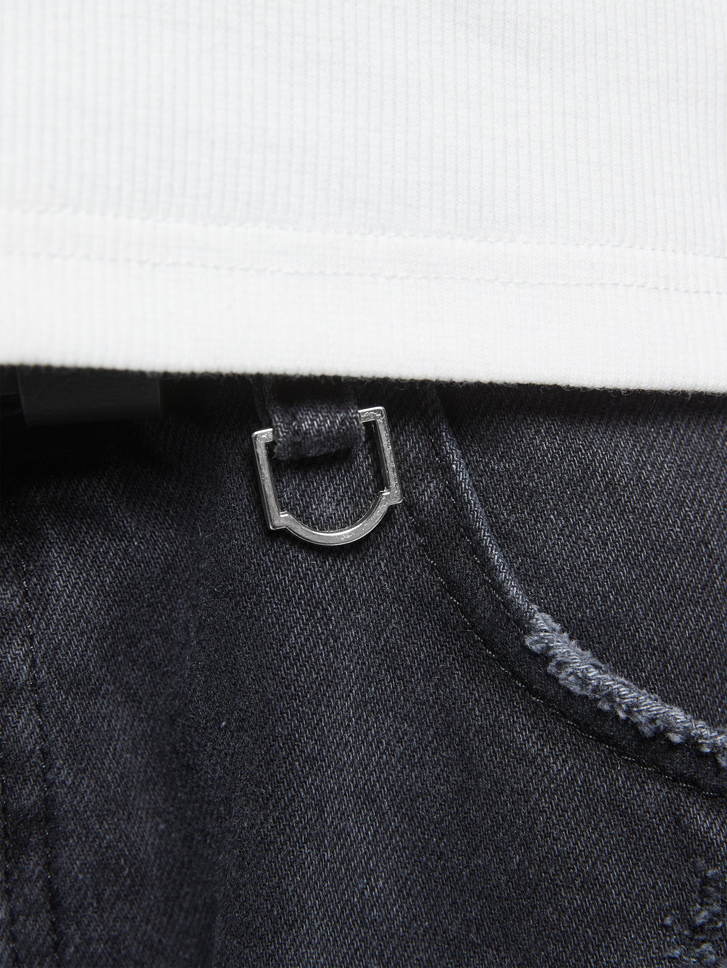 Essential Jorts washed black | Bildmaterial bereitgestellt von SHOES.PLEASE.