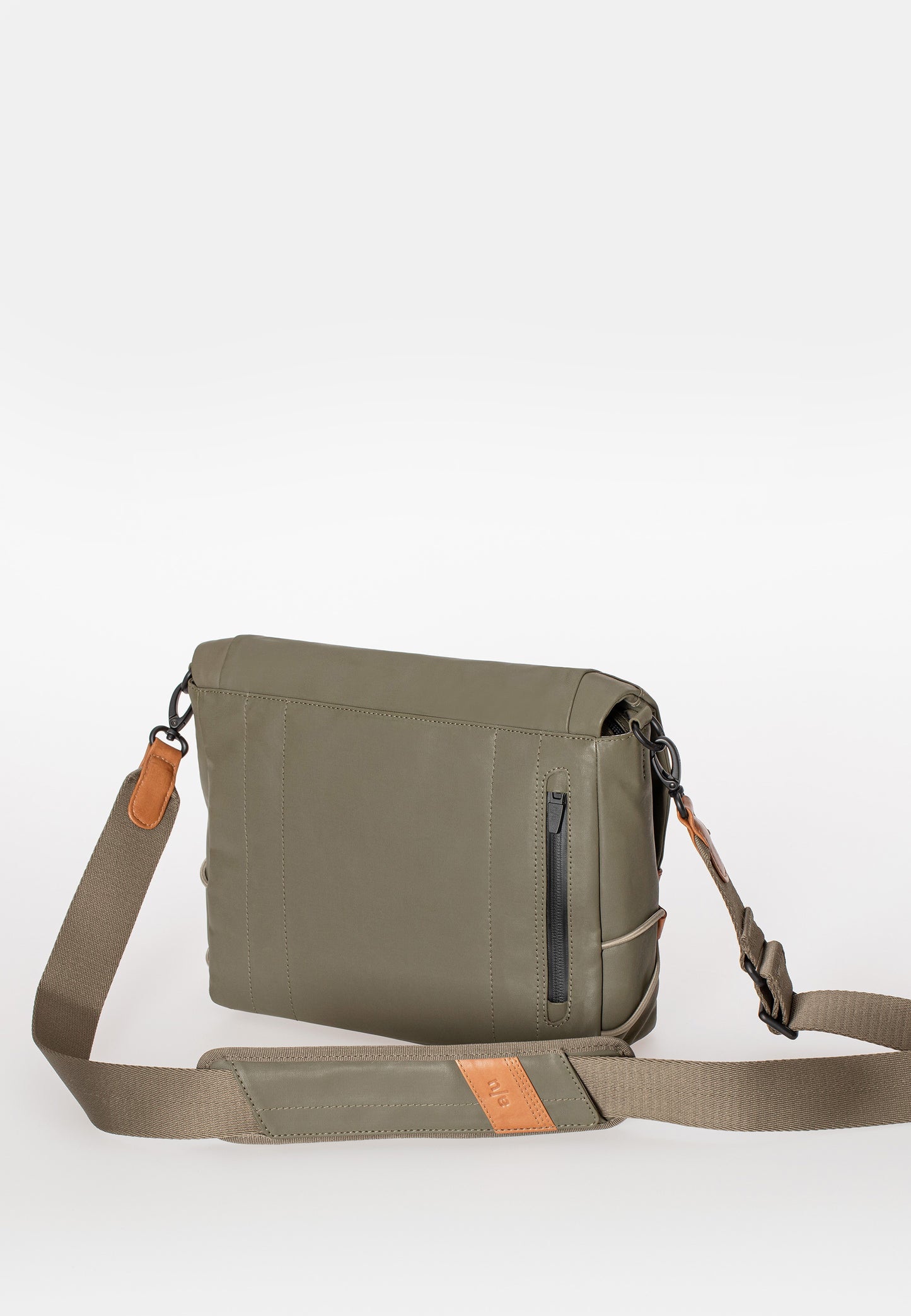 Sendai Messenger Bag 8 fallen rock" | Bildmaterial bereitgestellt von SHOES.PLEASE.