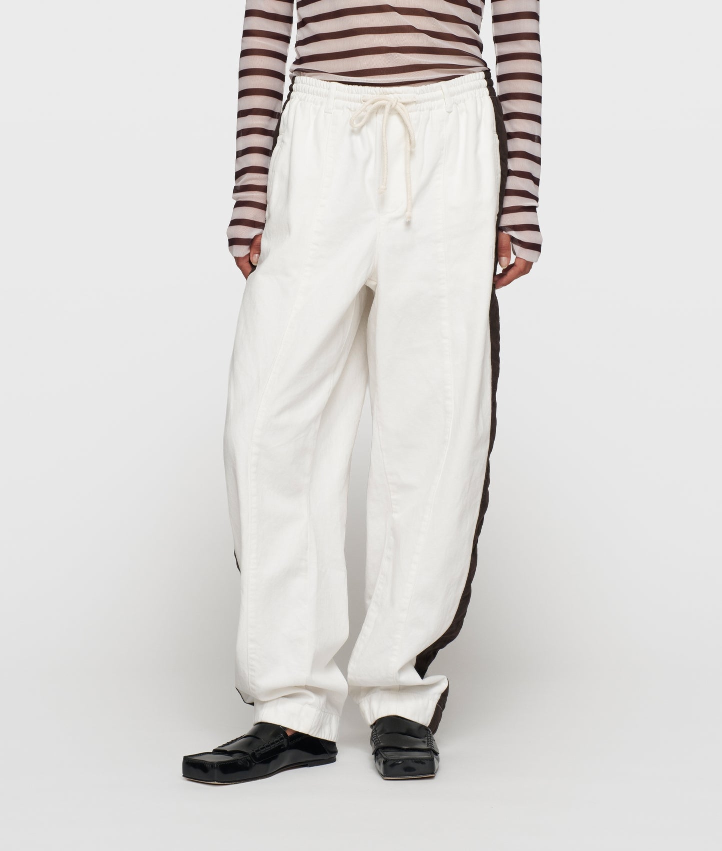 Wide Tapered Pants Twill ecru | Bildmaterial bereitgestellt von SHOES.PLEASE.