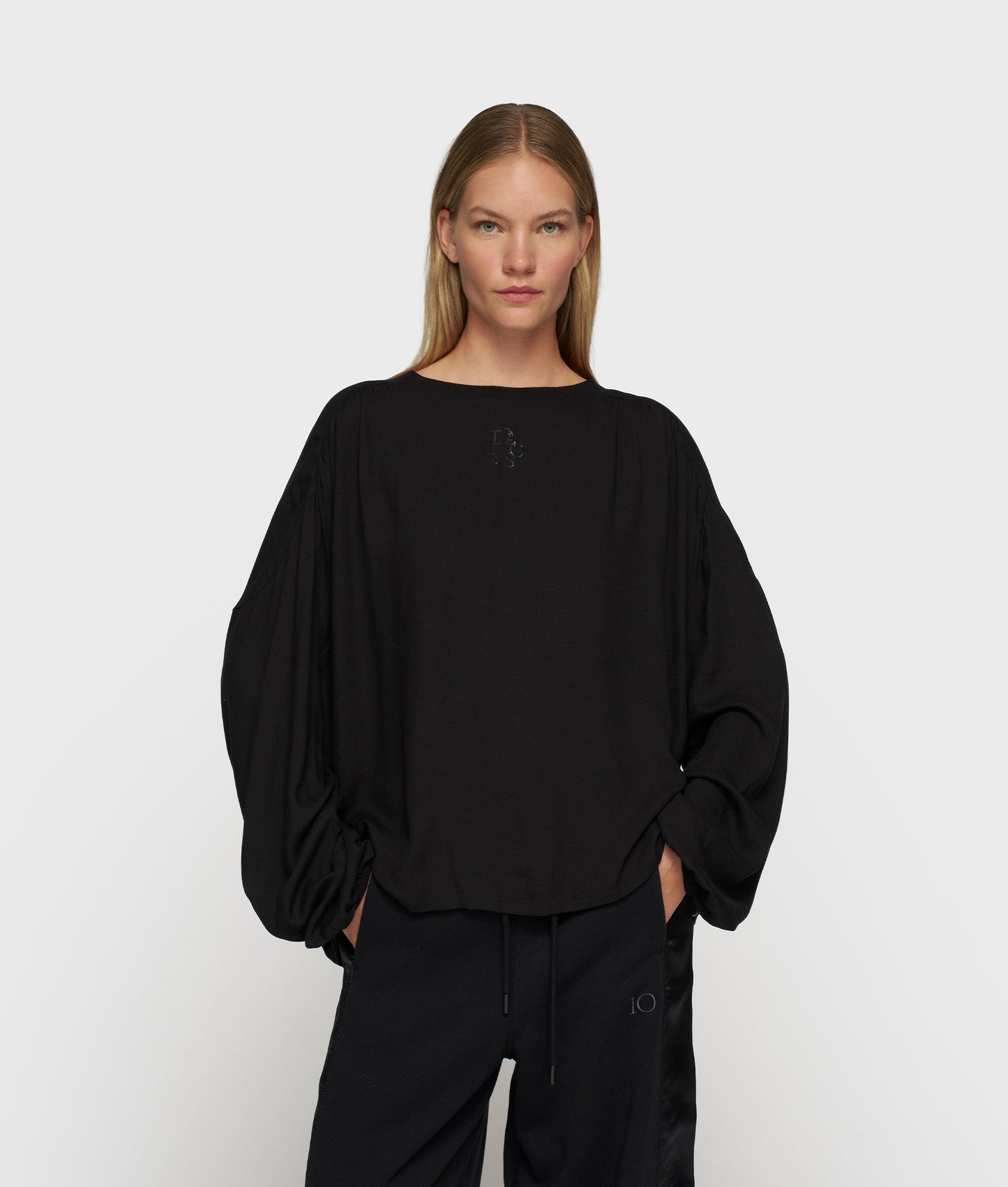 Flowy Blouse Gathering black | Bildmaterial bereitgestellt von SHOES.PLEASE.