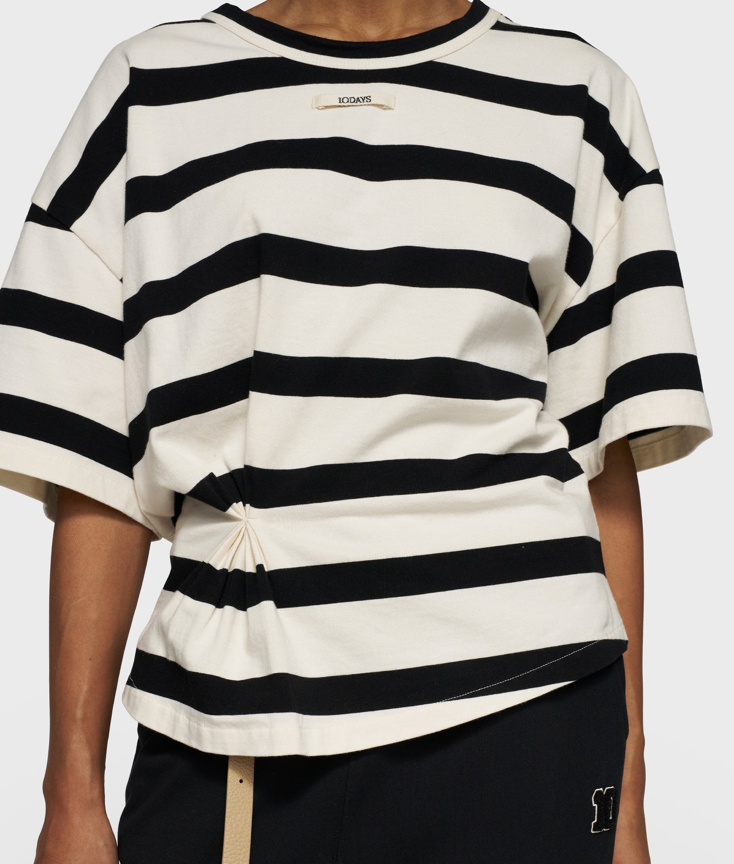 Tee Gathering Stripes ecru/black | Bildmaterial bereitgestellt von SHOES.PLEASE.