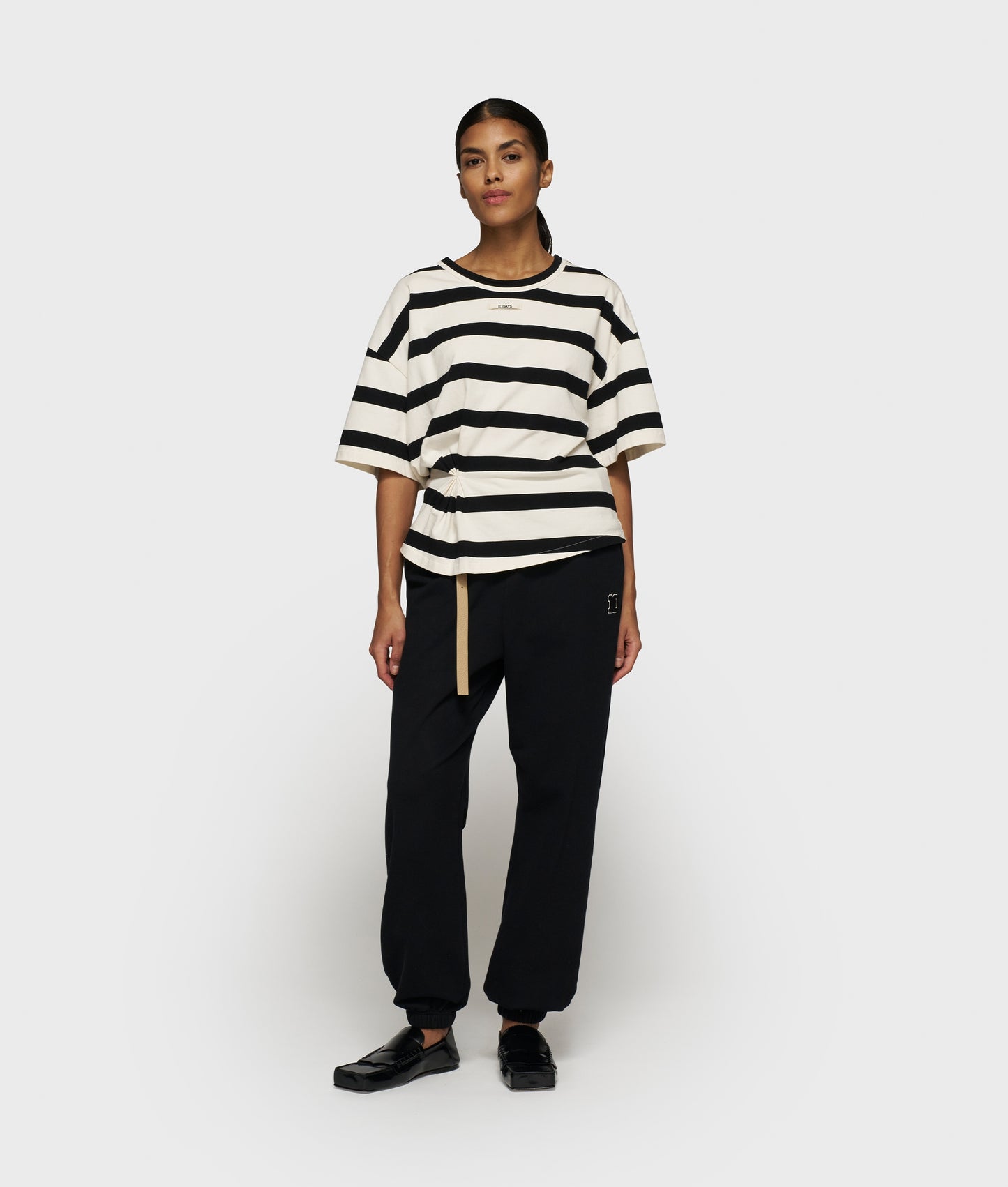 Tee Gathering Stripes ecru/black | Bildmaterial bereitgestellt von SHOES.PLEASE.