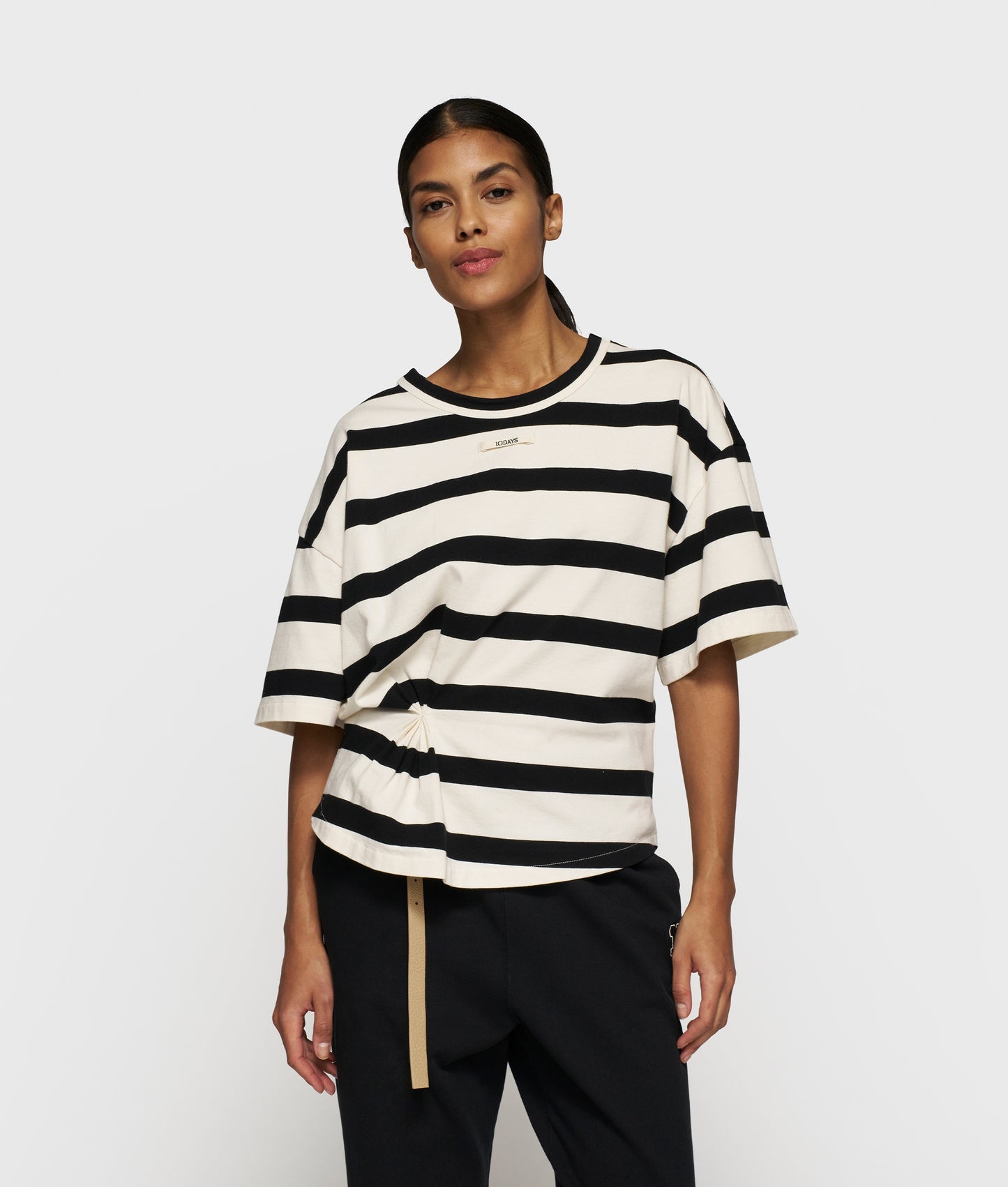 Tee Gathering Stripes ecru/black | Bildmaterial bereitgestellt von SHOES.PLEASE.