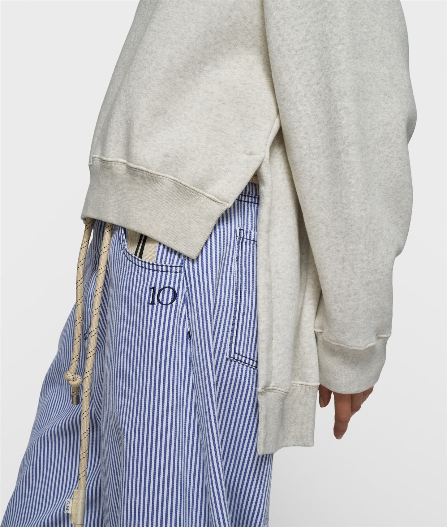 A-Symmetric Sweater soft white melee | Bildmaterial bereitgestellt von SHOES.PLEASE.