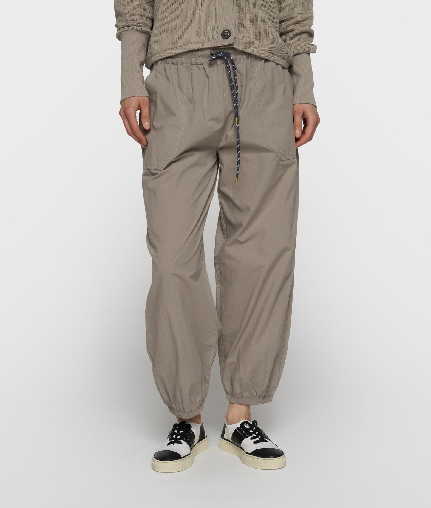 crinkle jogger fog | Bildmaterial bereitgestellt von SHOES.PLEASE.