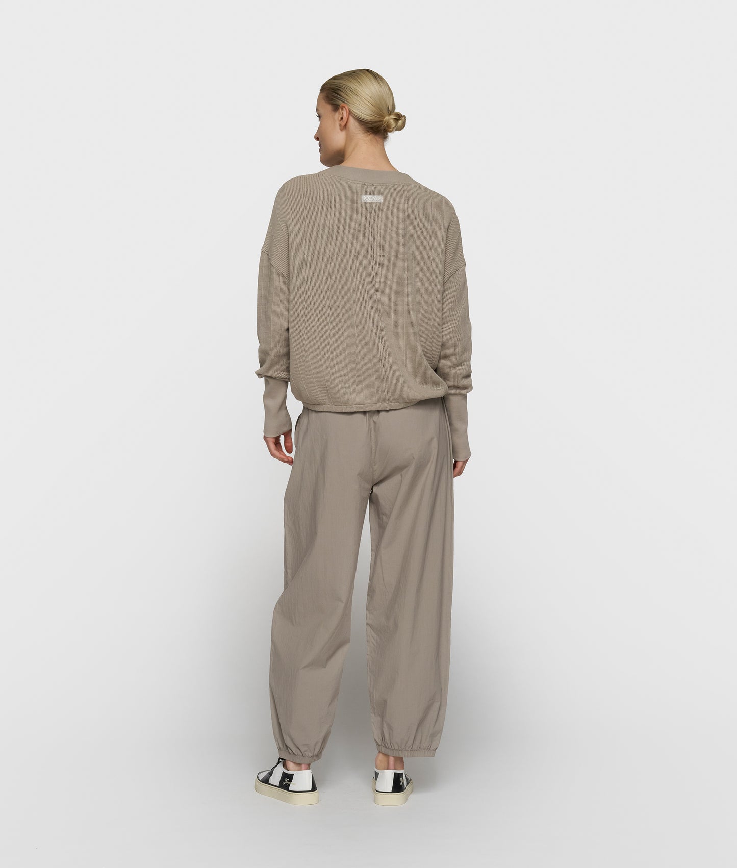 crinkle jogger fog | Bildmaterial bereitgestellt von SHOES.PLEASE.