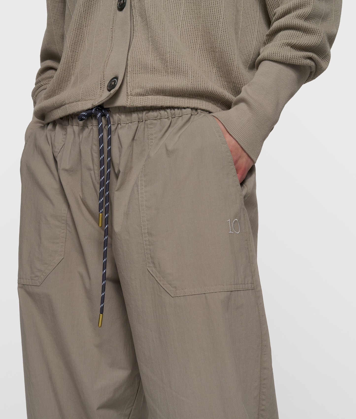 crinkle jogger fog | Bildmaterial bereitgestellt von SHOES.PLEASE.