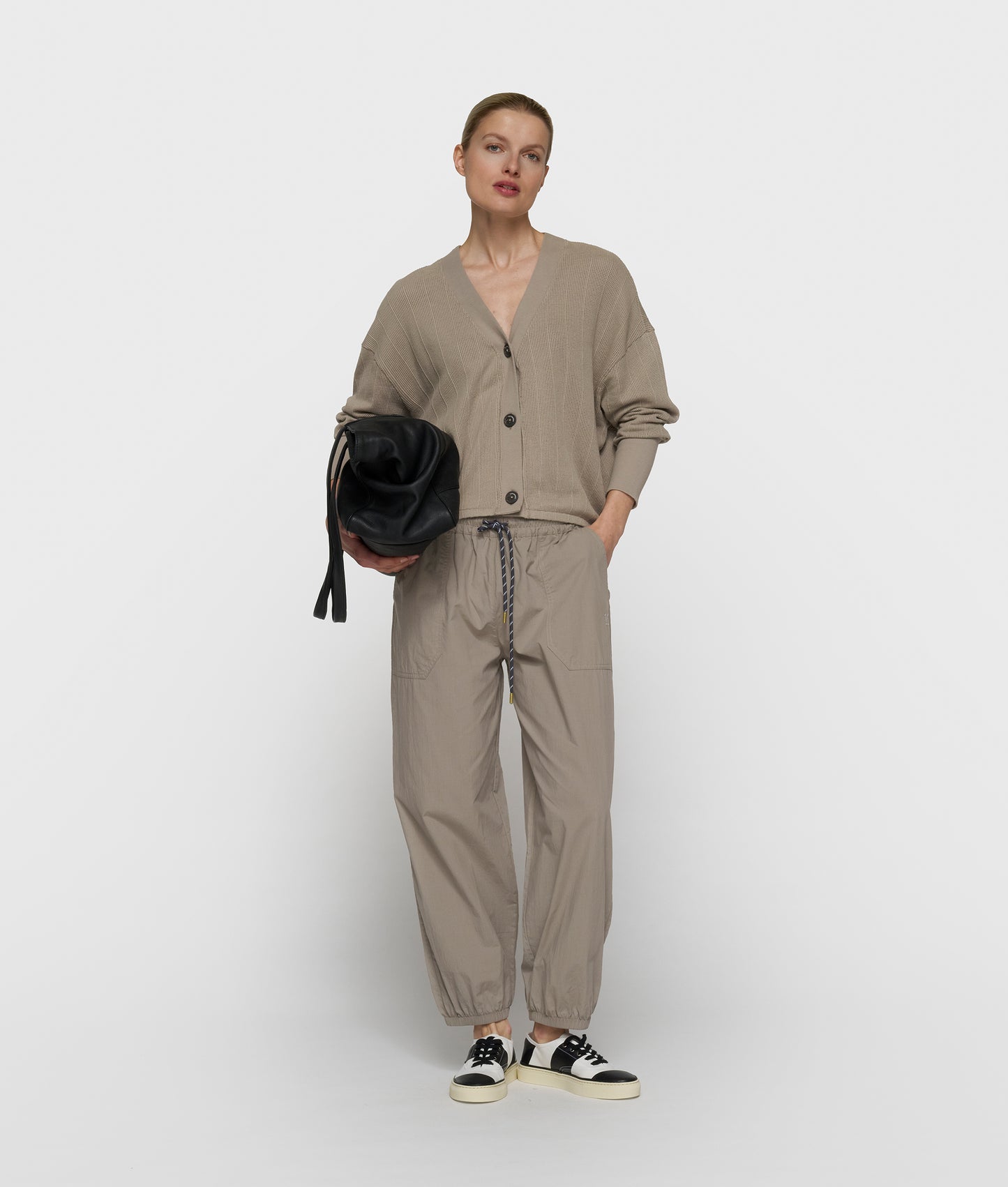 crinkle jogger fog | Bildmaterial bereitgestellt von SHOES.PLEASE.