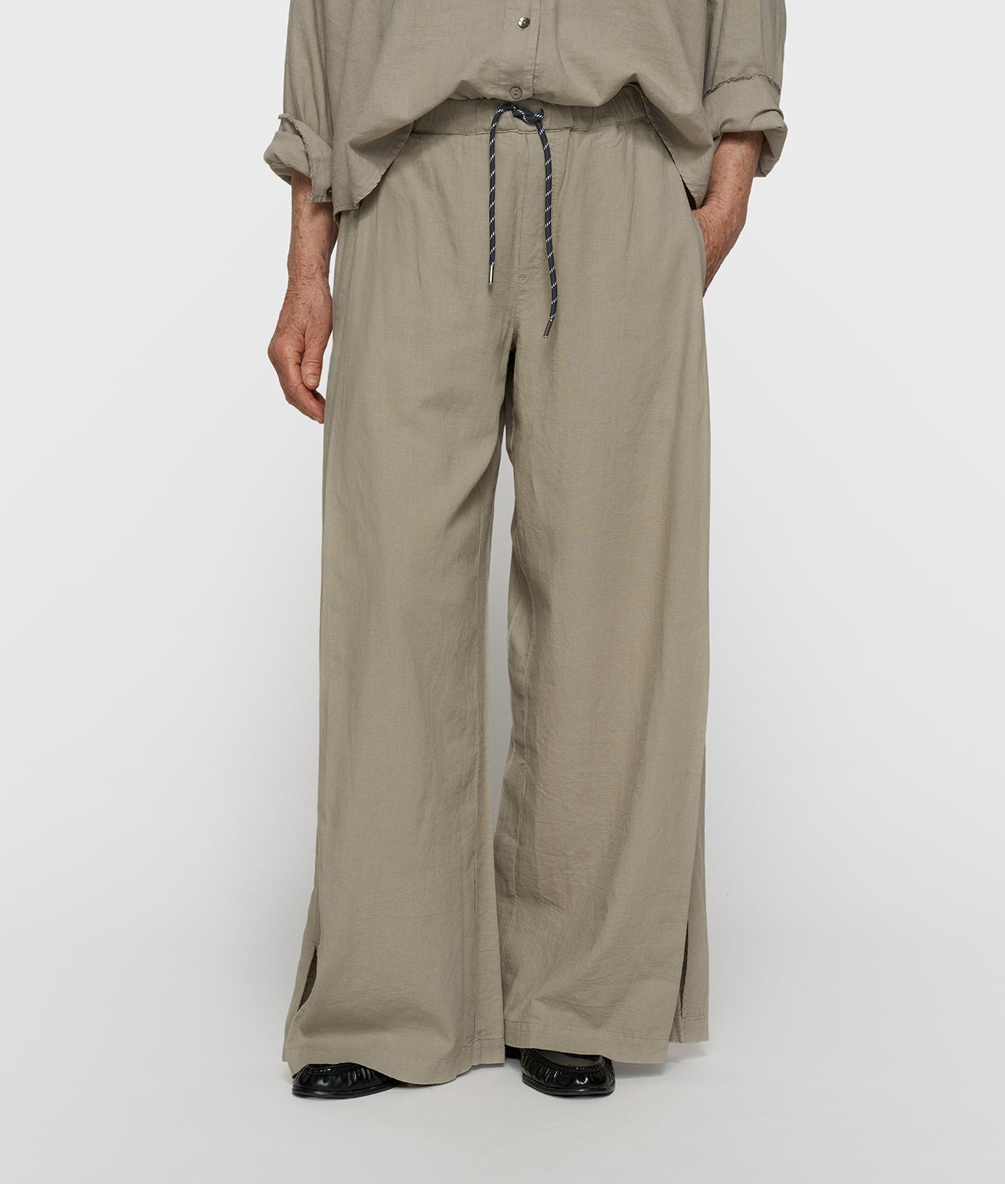 cotton linen pants slit fog | Bildmaterial bereitgestellt von SHOES.PLEASE.