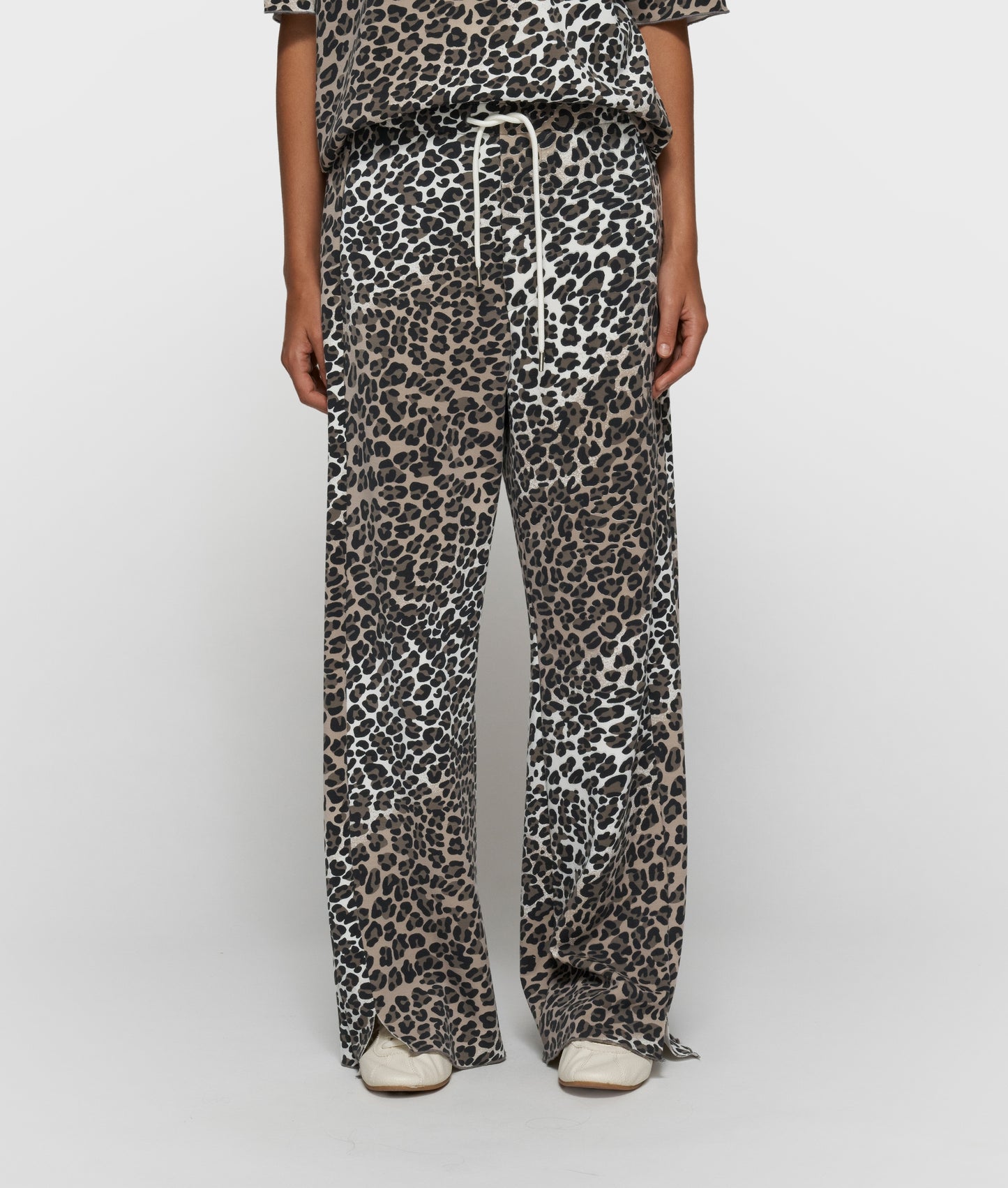 Soft Scuba Pants Leopard ecru | Bildmaterial bereitgestellt von SHOES.PLEASE.