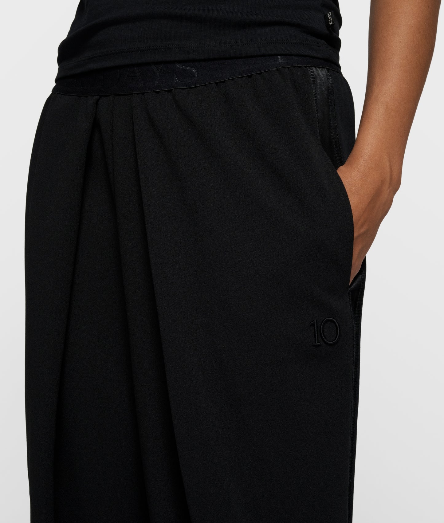 Pleated Pants black | Bildmaterial bereitgestellt von SHOES.PLEASE.