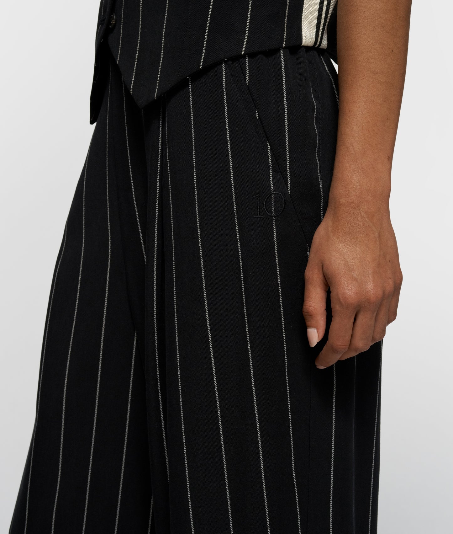 Pants Pinstripe black | Bildmaterial bereitgestellt von SHOES.PLEASE.
