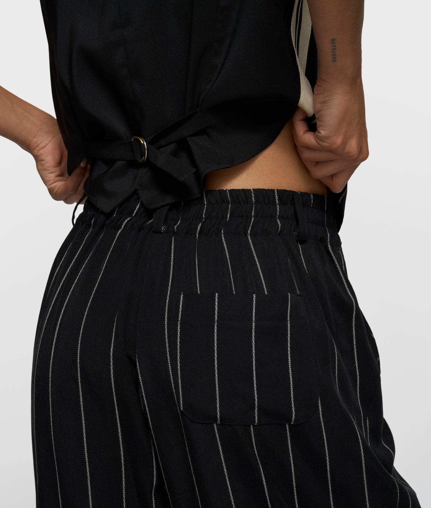 Pants Pinstripe black | Bildmaterial bereitgestellt von SHOES.PLEASE.