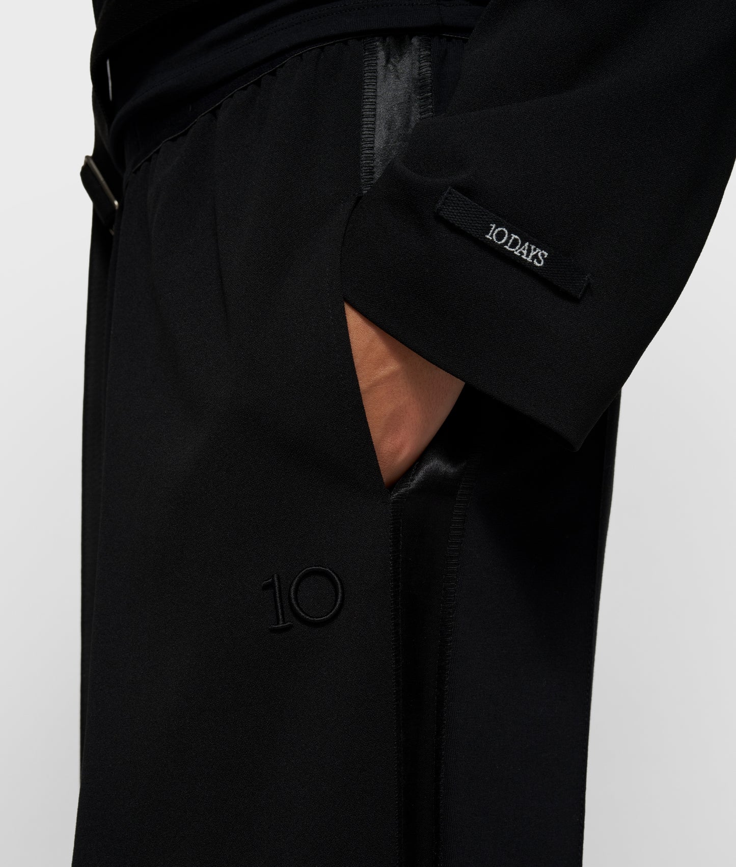 Pleated Pants black | Bildmaterial bereitgestellt von SHOES.PLEASE.