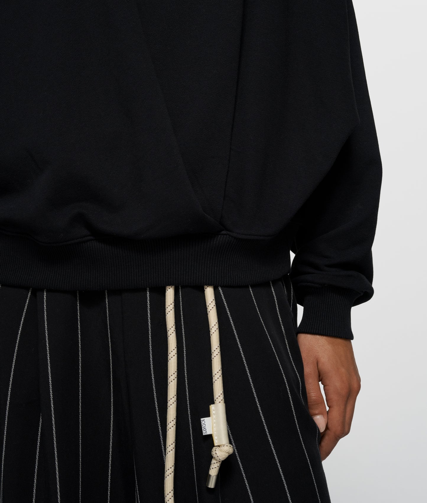 Sweater Pleat black | Bildmaterial bereitgestellt von SHOES.PLEASE.