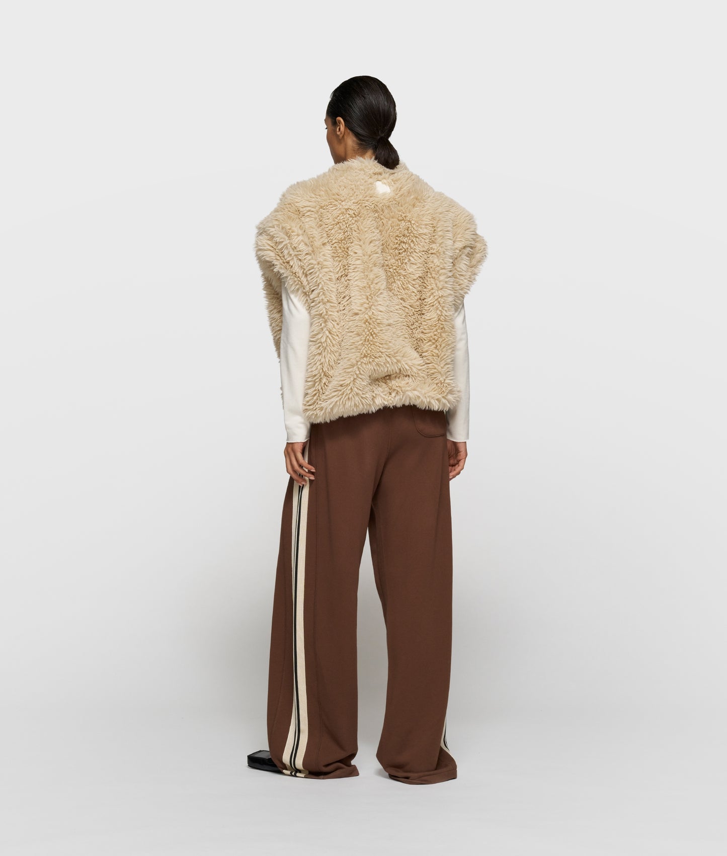 Fluffy Gilet pearl | Bildmaterial bereitgestellt von SHOES.PLEASE.