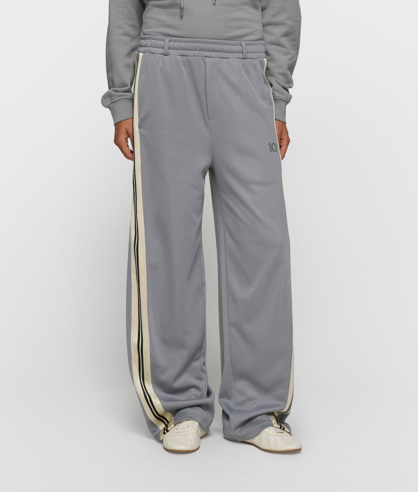 Barrel Track Pants light graphite | Bildmaterial bereitgestellt von SHOES.PLEASE.