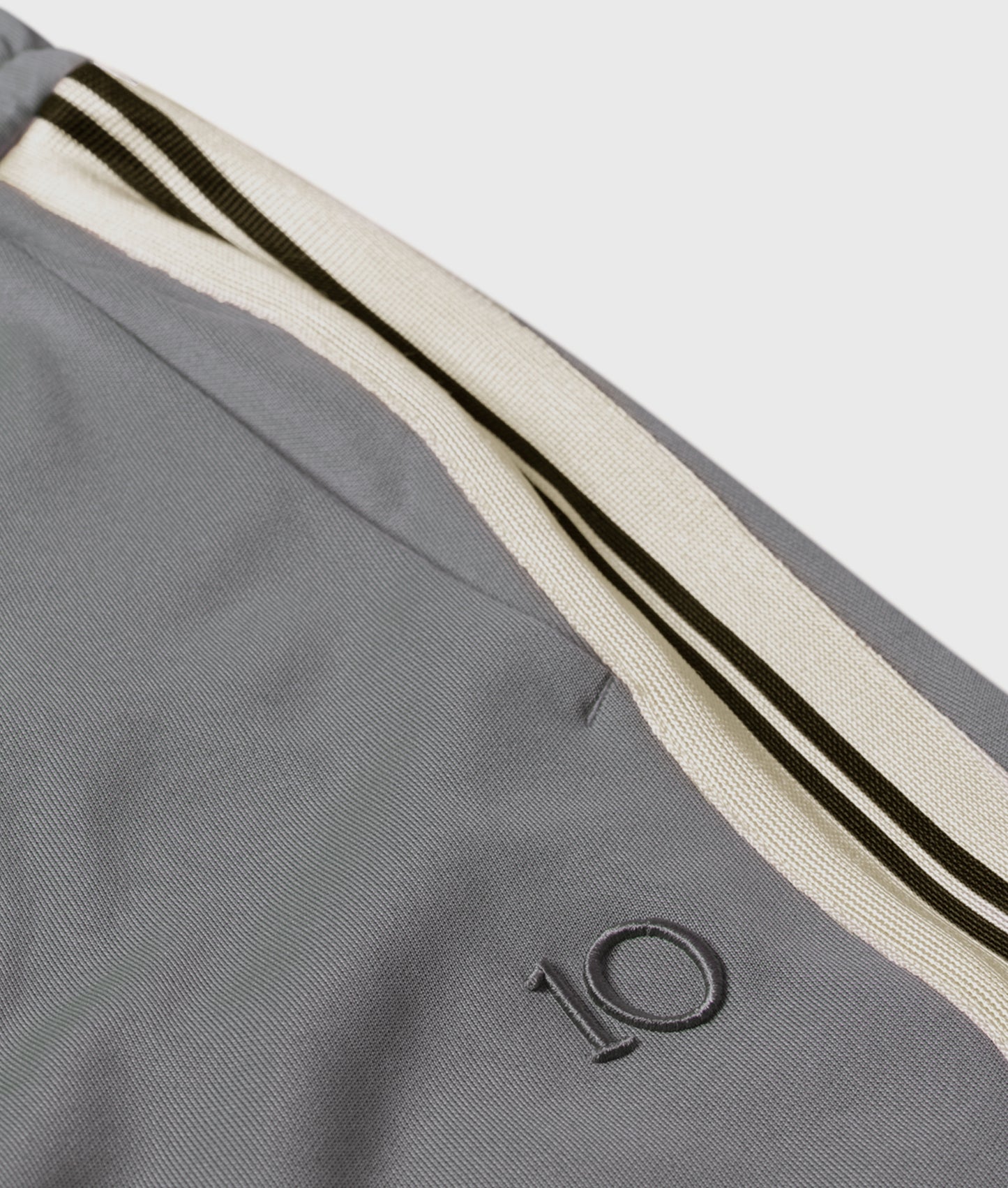 Barrel Track Pants light graphite | Bildmaterial bereitgestellt von SHOES.PLEASE.