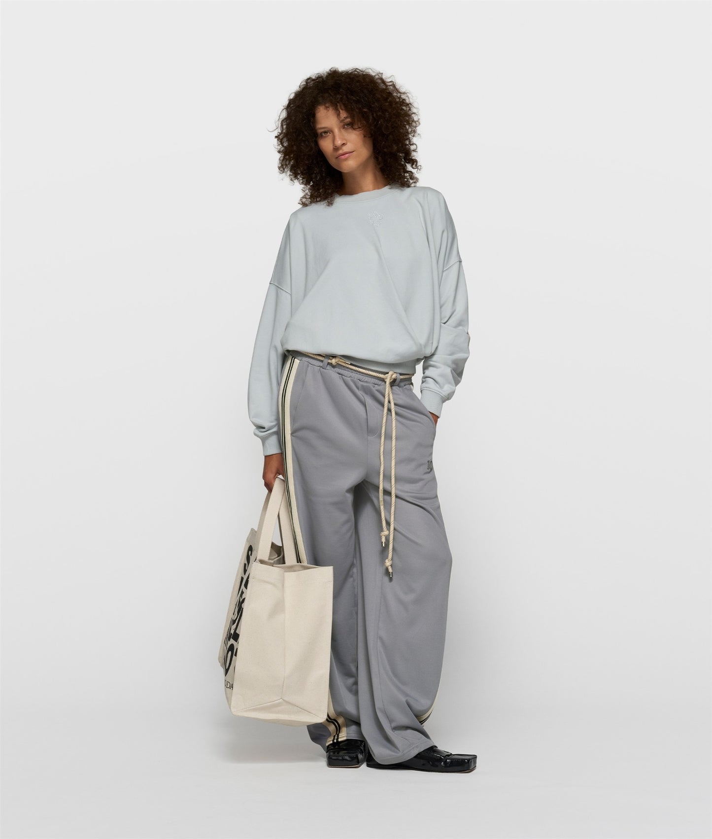 Sweater Pleat clean blue | Bildmaterial bereitgestellt von SHOES.PLEASE.