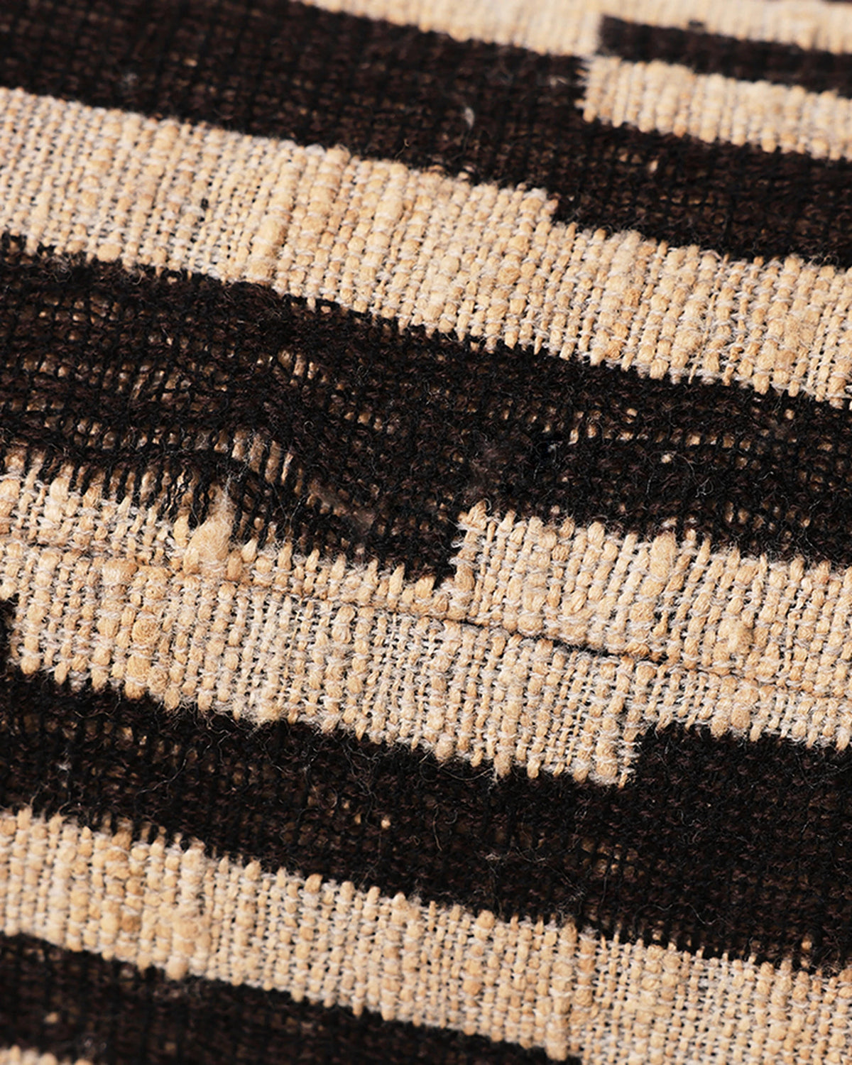 Natural monochrome cushion (70x40cm) | Bildmaterial bereitgestellt von SHOES.PLEASE.