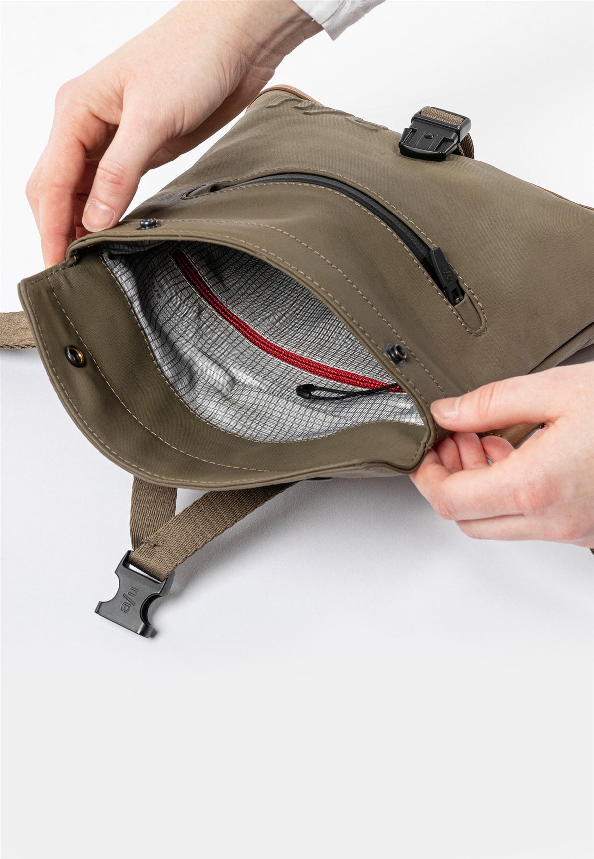 Tsu Gürteltasche Japan fallen rock | Bildmaterial bereitgestellt von SHOES.PLEASE.