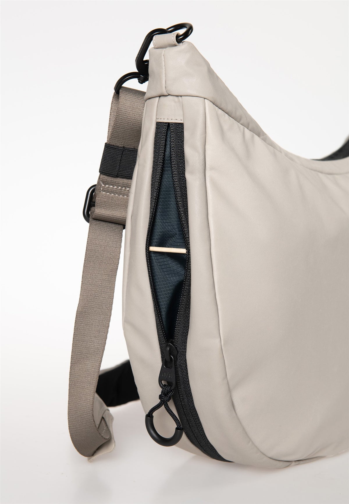 Koyoshi RE Halfmoon Bag Japan RE driftwood | Bildmaterial bereitgestellt von SHOES.PLEASE.