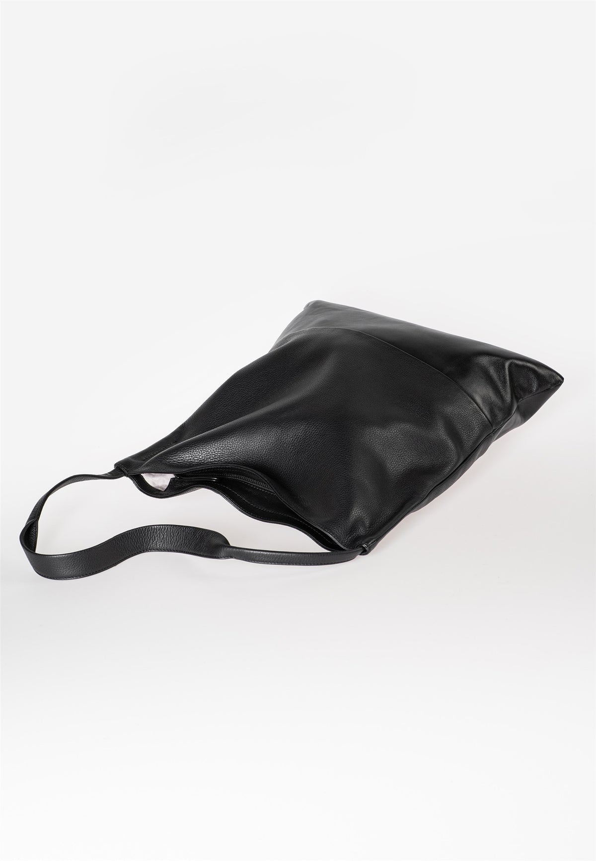 Lovin Shopper Philocalists black dress | Bildmaterial bereitgestellt von SHOES.PLEASE.
