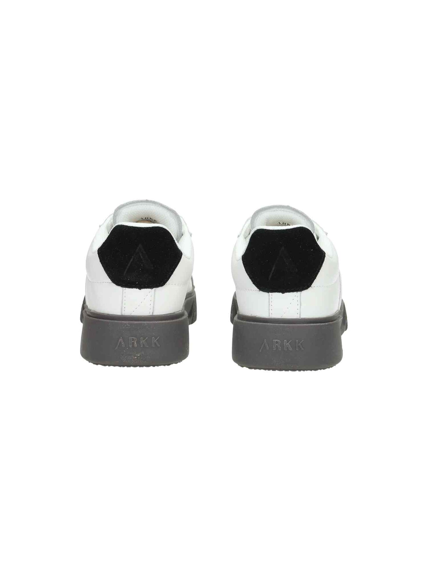 Essence white dark gum | Bildmaterial bereitgestellt von SHOES.PLEASE.