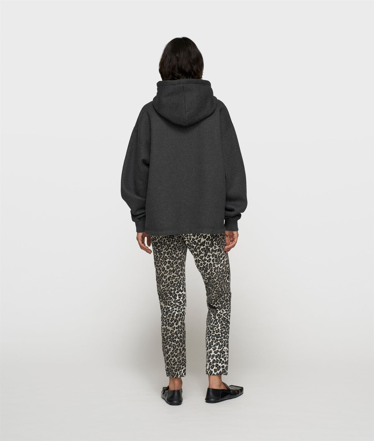 Cropped Jogger Leopard soft white melee | Bildmaterial bereitgestellt von SHOES.PLEASE.