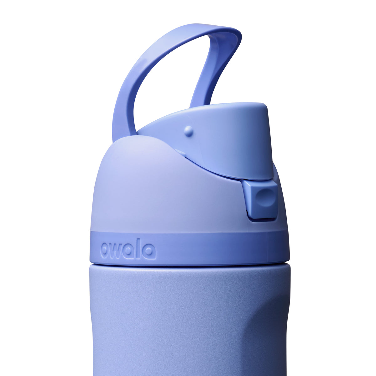 Owala FreeSip Trinkflasche 710 ml in Out of the Blue – Deckel mit hochgeklappter Trageschlaufe | Bildmaterial bereitgestellt von SHOES.PLEASE.