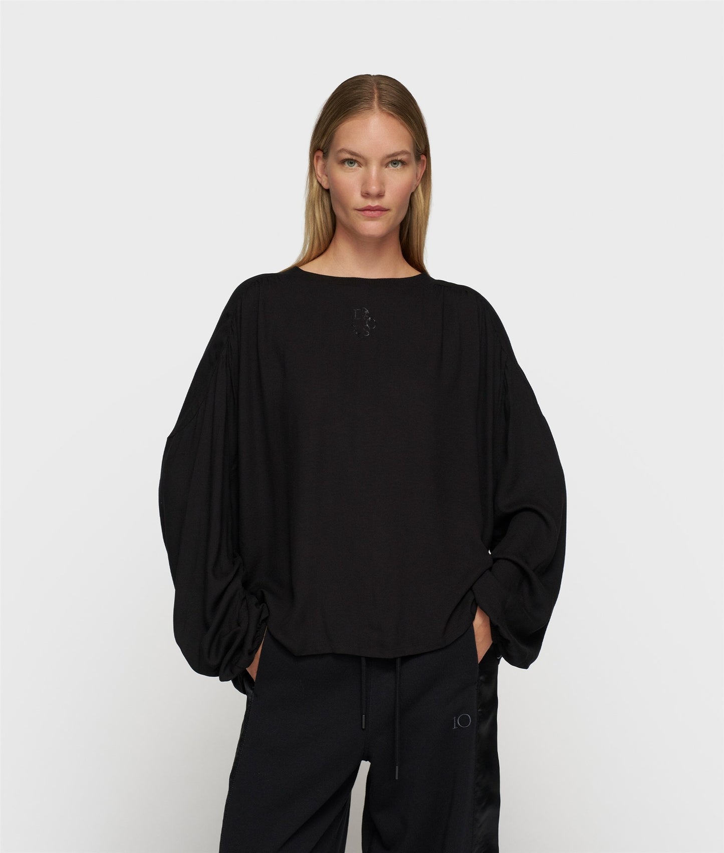 Flowy Blouse Gathering black | Bildmaterial bereitgestellt von SHOES.PLEASE.
