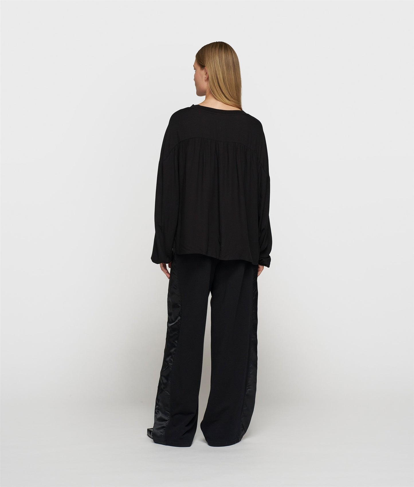 Flowy Blouse Gathering black | Bildmaterial bereitgestellt von SHOES.PLEASE.