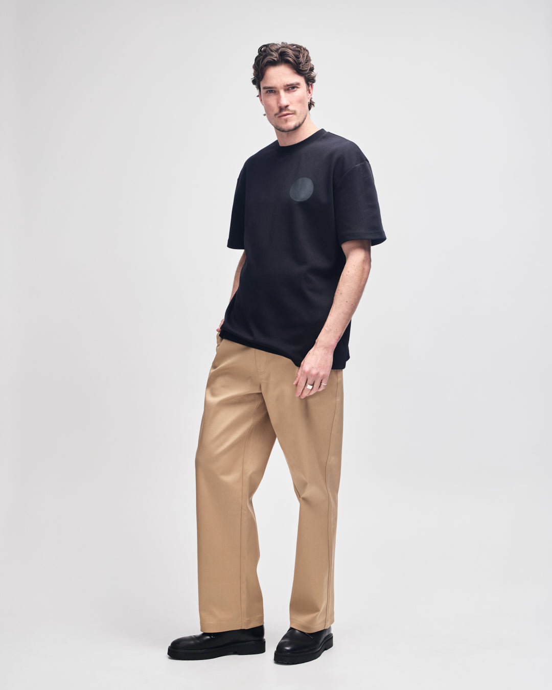 Munich Address Tee black | Bildmaterial bereitgestellt von SHOES.PLEASE.