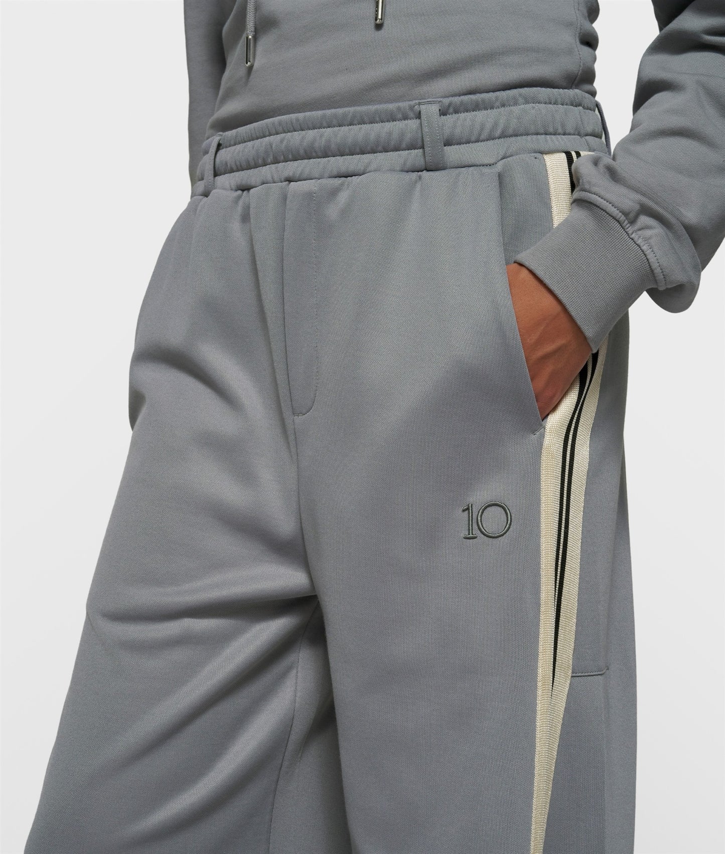 Barrel Track Pants light graphite | Bildmaterial bereitgestellt von SHOES.PLEASE.