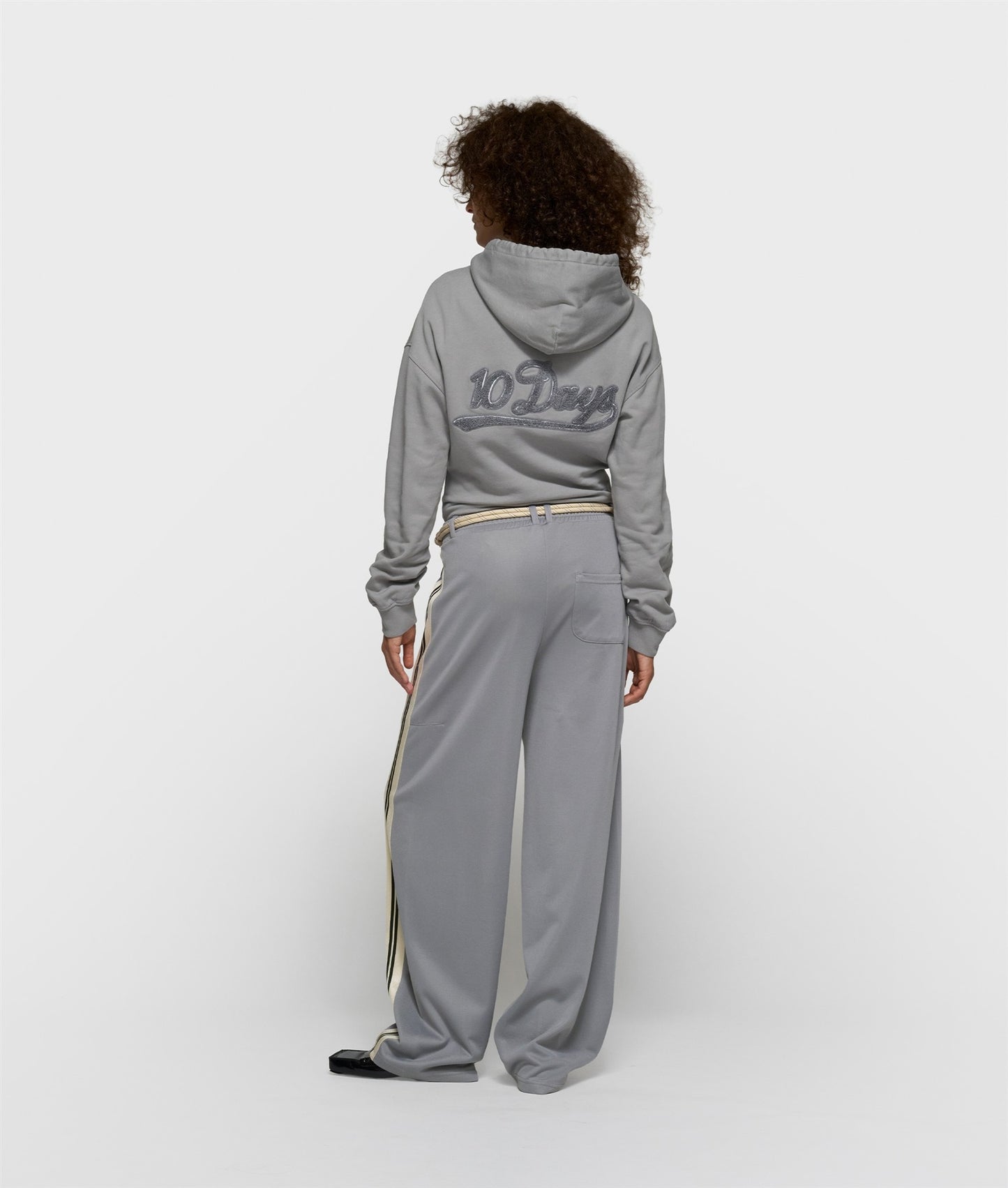 Barrel Track Pants light graphite | Bildmaterial bereitgestellt von SHOES.PLEASE.