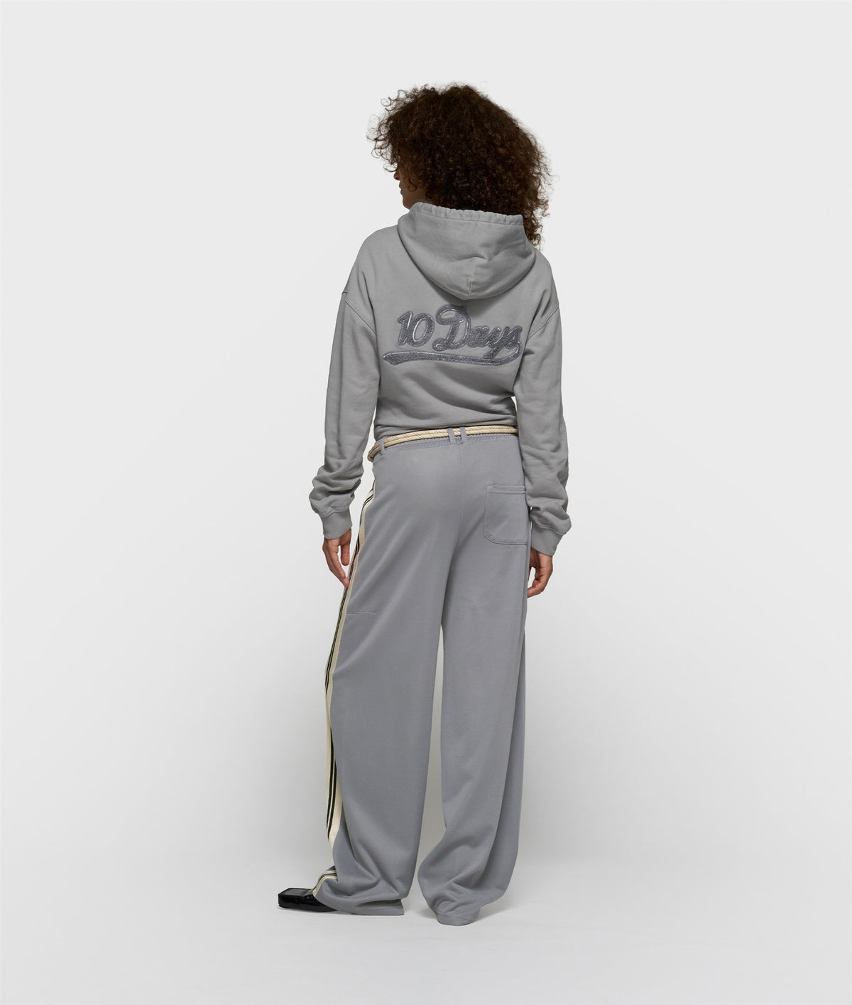Barrel Track Pants light graphite | Bildmaterial bereitgestellt von SHOES.PLEASE.