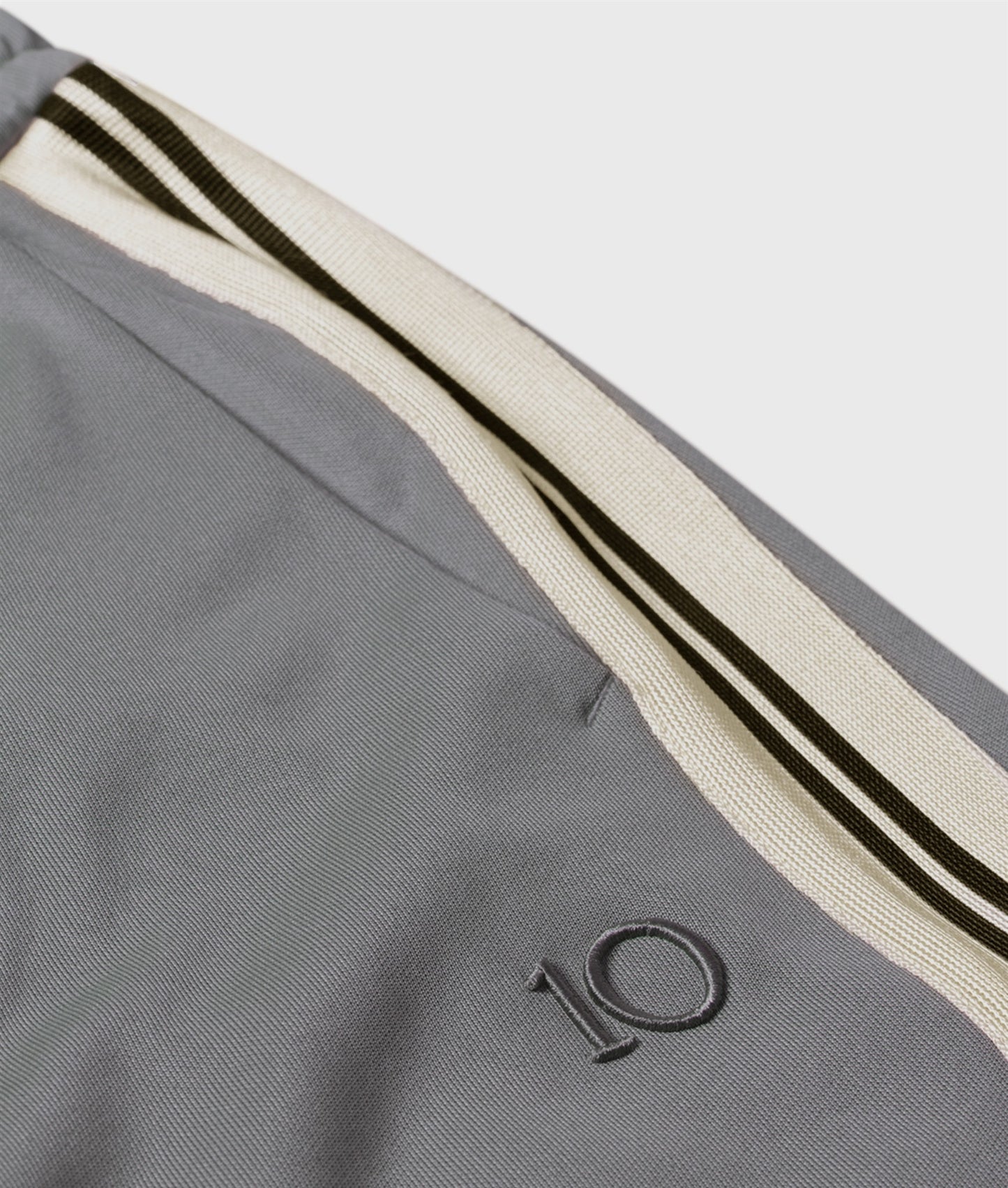 Barrel Track Pants light graphite | Bildmaterial bereitgestellt von SHOES.PLEASE.