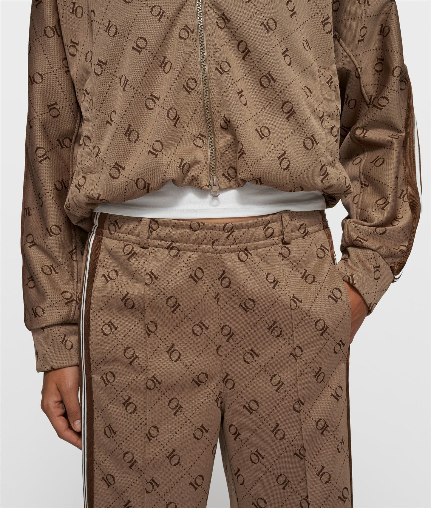 Track Pants Monogram fudge | Bildmaterial bereitgestellt von SHOES.PLEASE.