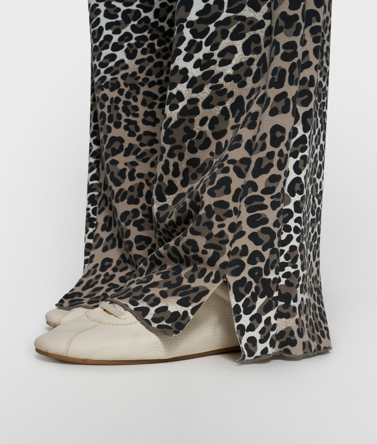 Soft Scuba Pants Leopard ecru | Bildmaterial bereitgestellt von SHOES.PLEASE.