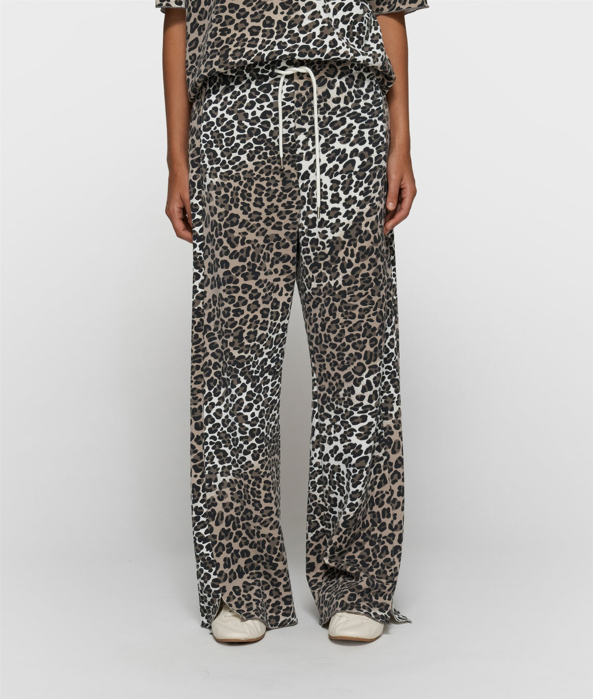 Soft Scuba Pants Leopard ecru | Bildmaterial bereitgestellt von SHOES.PLEASE.