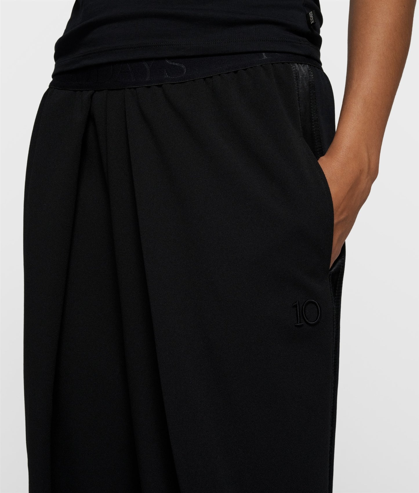 Pleated Pants black | Bildmaterial bereitgestellt von SHOES.PLEASE.