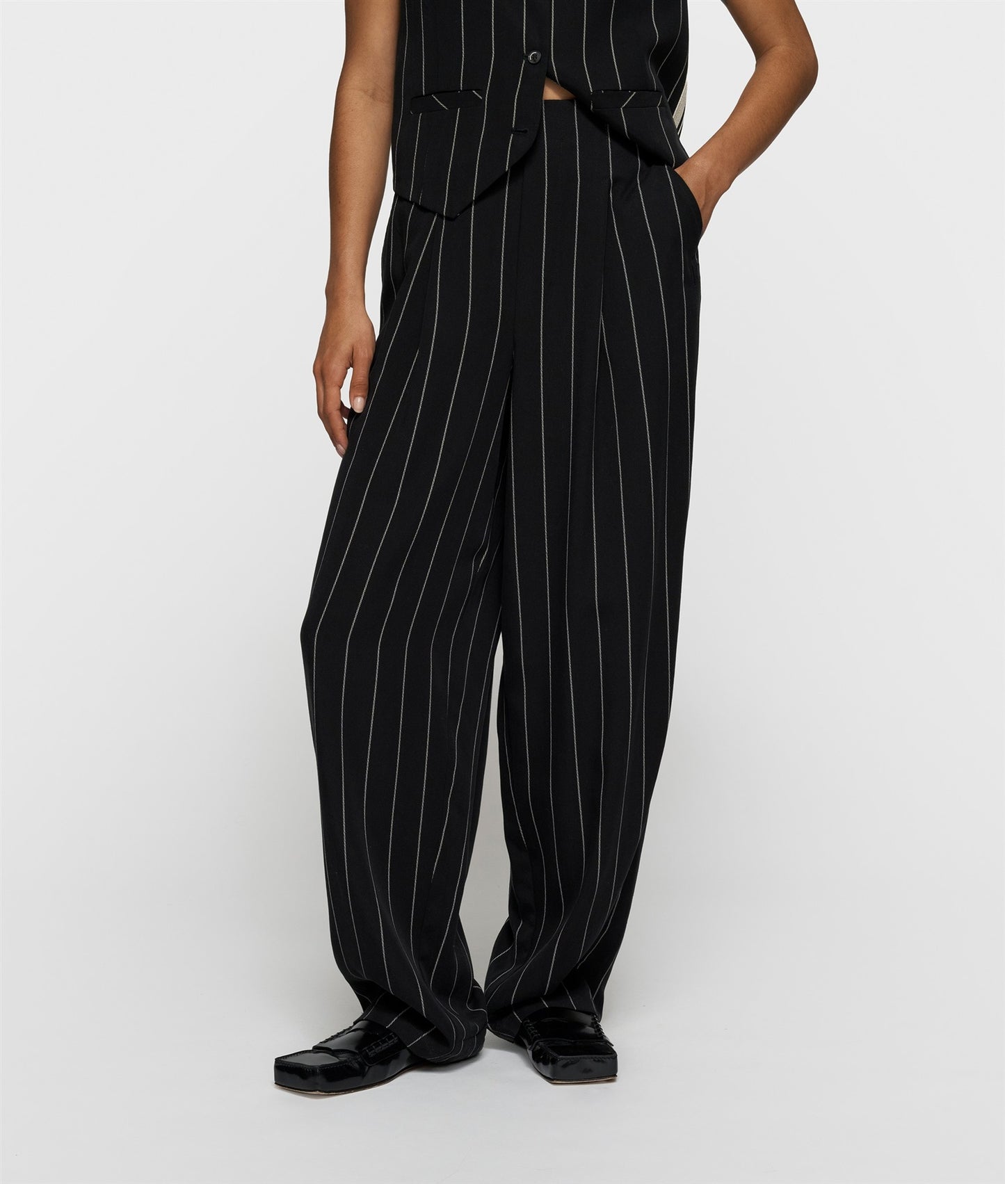 Pants Pinstripe black | Bildmaterial bereitgestellt von SHOES.PLEASE.