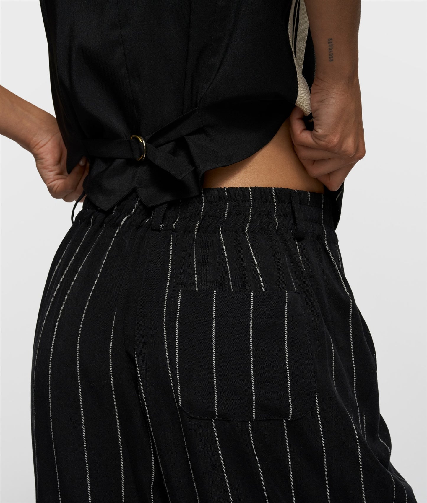 Pants Pinstripe black | Bildmaterial bereitgestellt von SHOES.PLEASE.