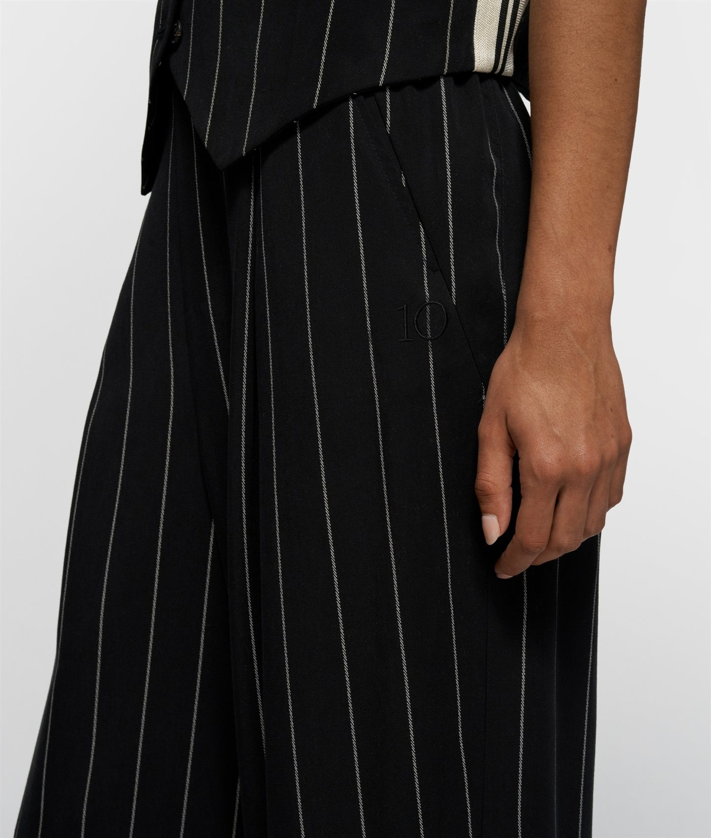 Pants Pinstripe black | Bildmaterial bereitgestellt von SHOES.PLEASE.