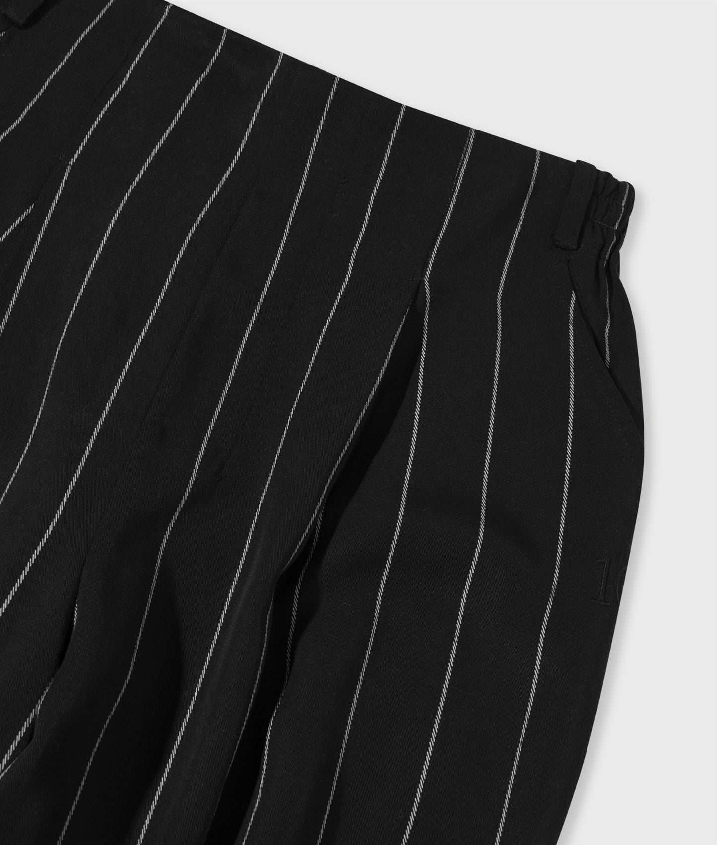 Pants Pinstripe black | Bildmaterial bereitgestellt von SHOES.PLEASE.