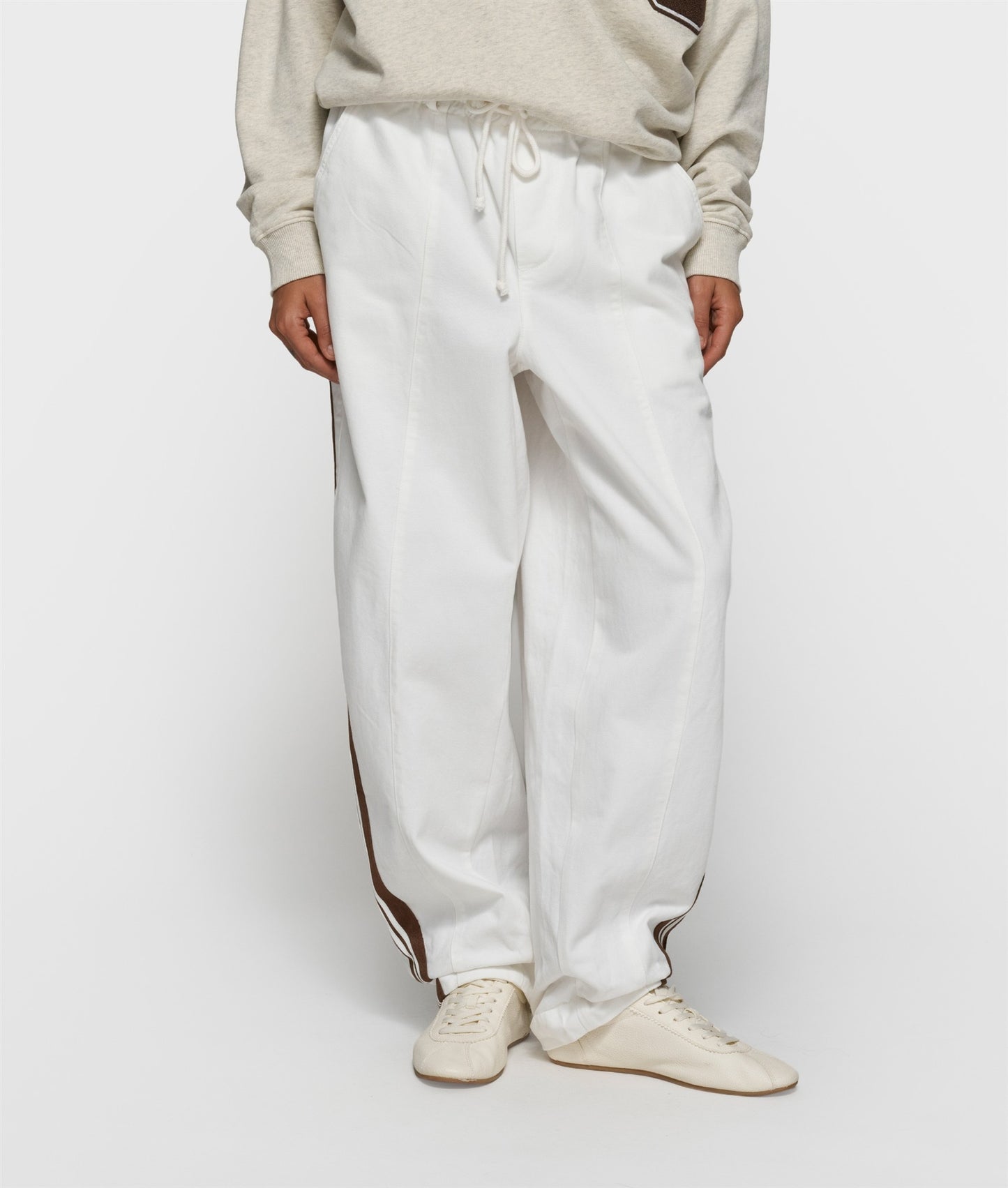 Wide Tapered Pants optic white | Bildmaterial bereitgestellt von SHOES.PLEASE.